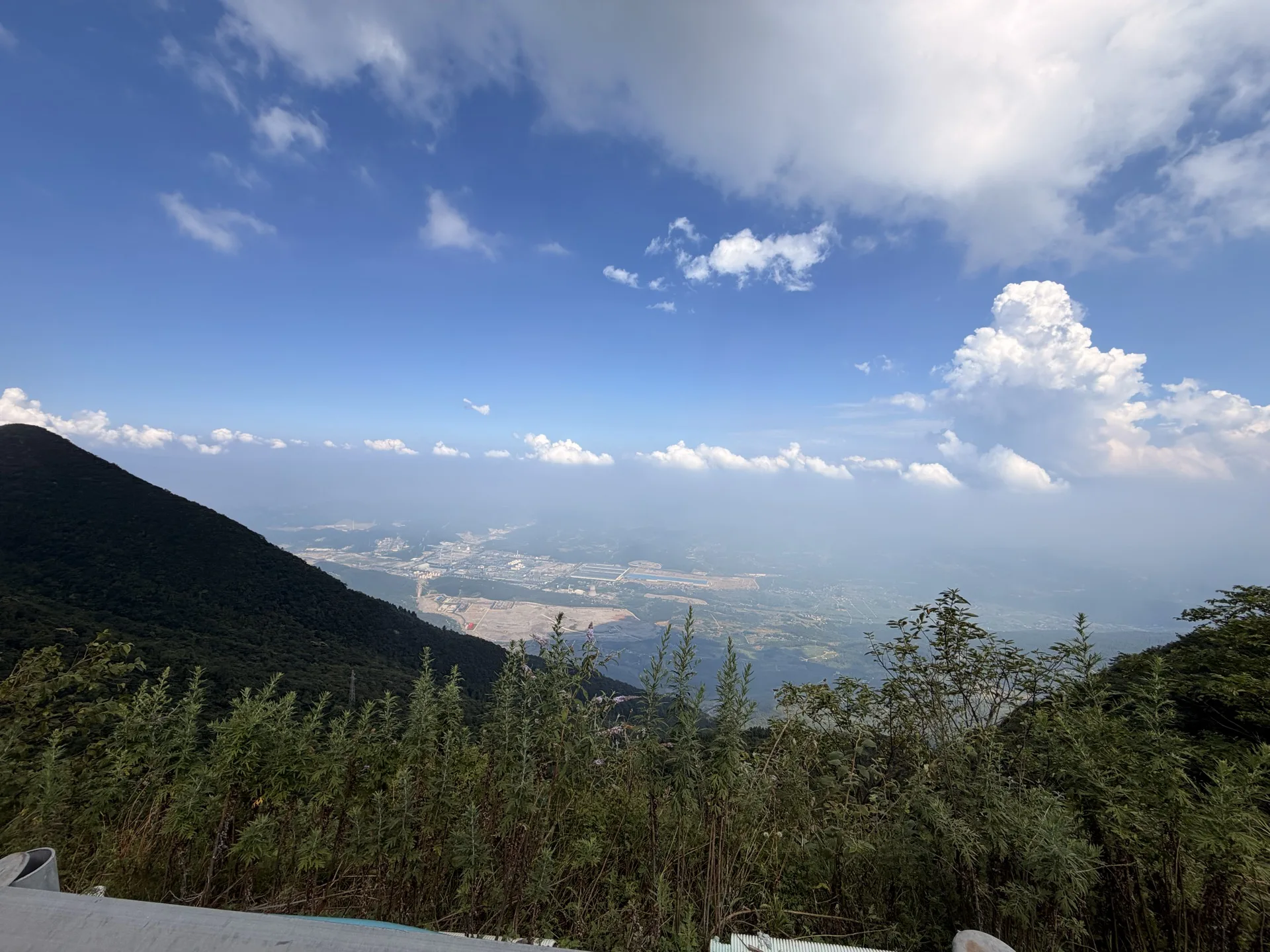 前往都江堰路上的山谷与云层
