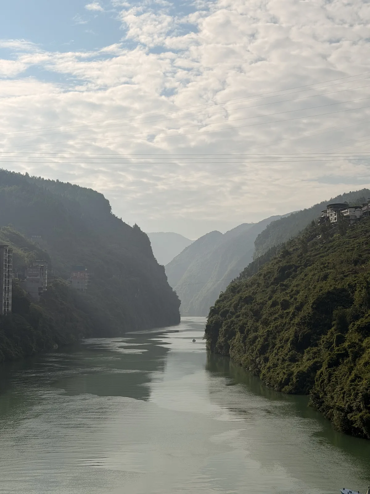 彭水附近乌江两岸的峡谷与江面