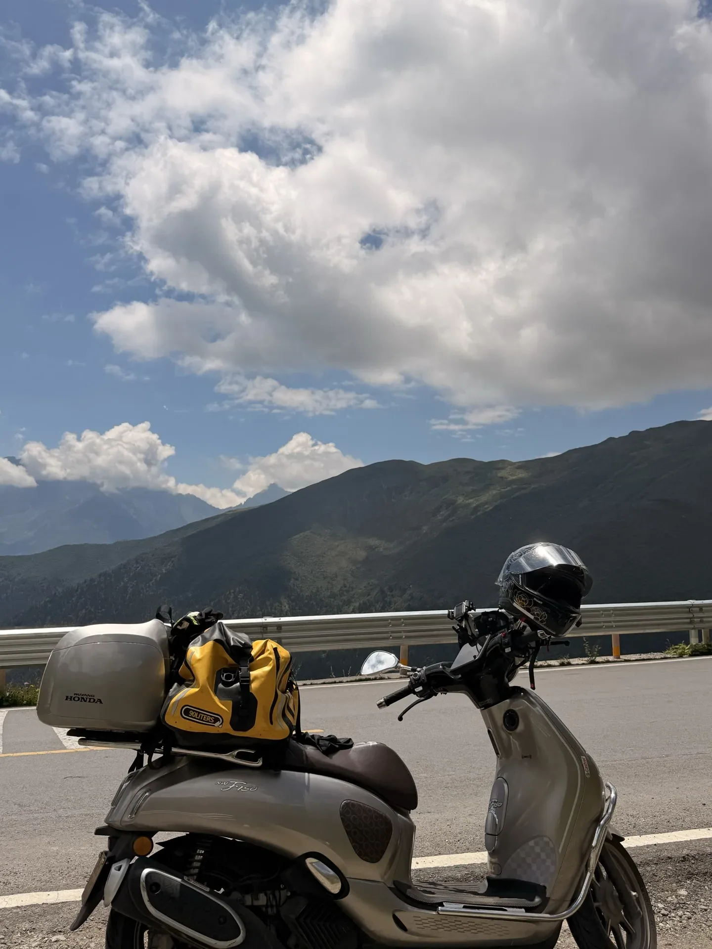 停在高原山路旁的摩托车