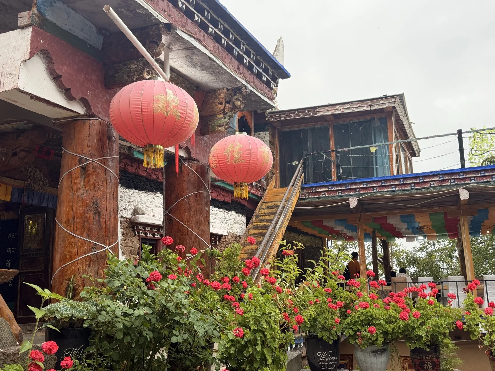 丹巴清晨的藏式建筑与花