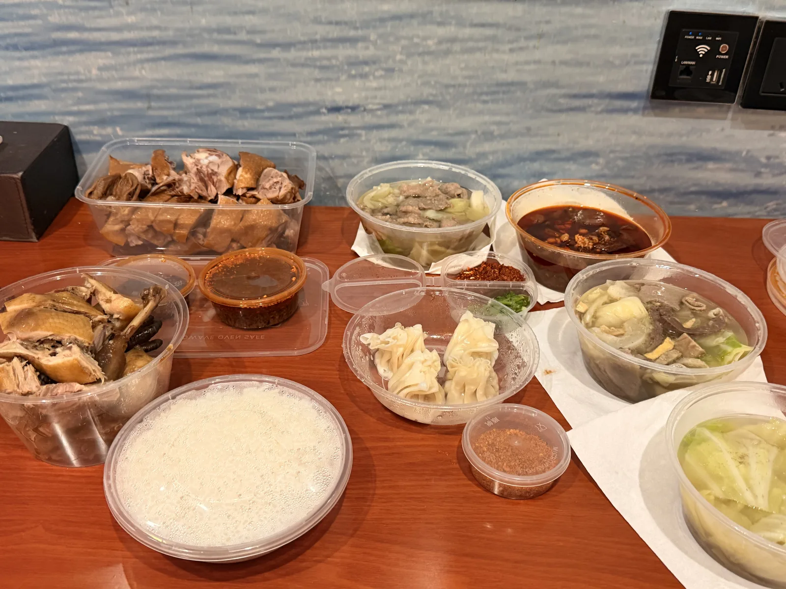 泸州休息时点的荣昌卤鹅、古蔺麻辣鸡和翘脚牛肉
